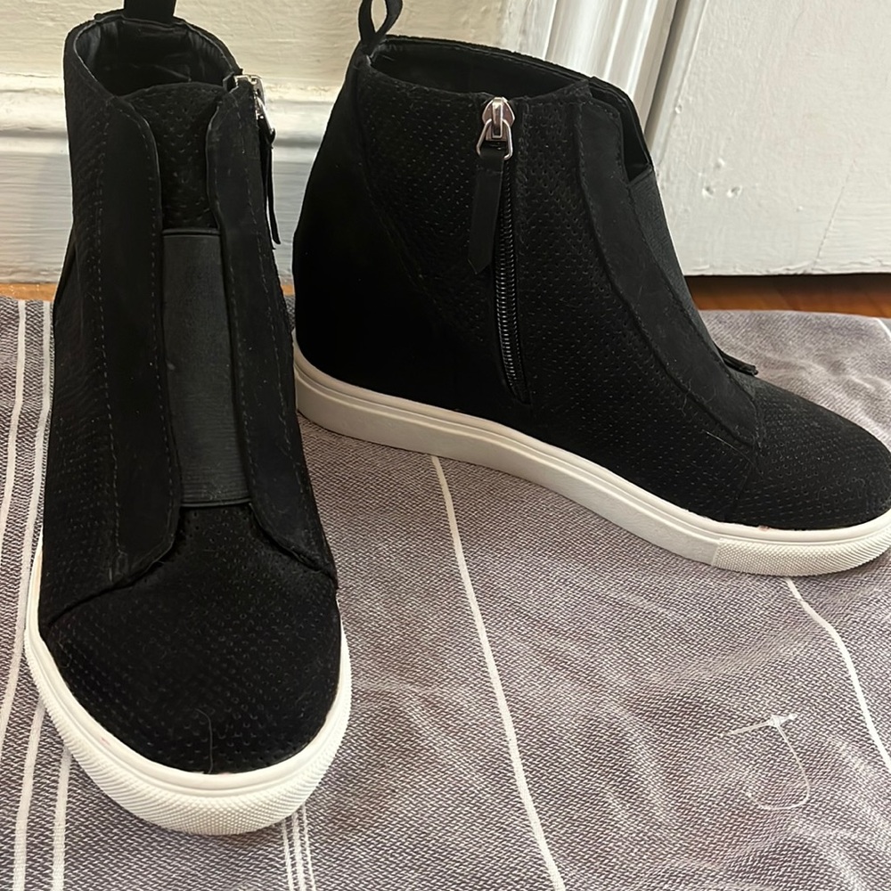 Excellent condition, only worn once- practically brand new!